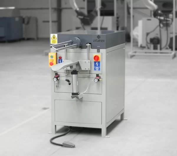 Machine for rolling and packing pillows and quilts